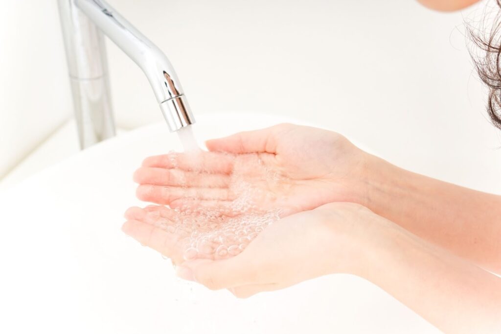 手に水を取る女性