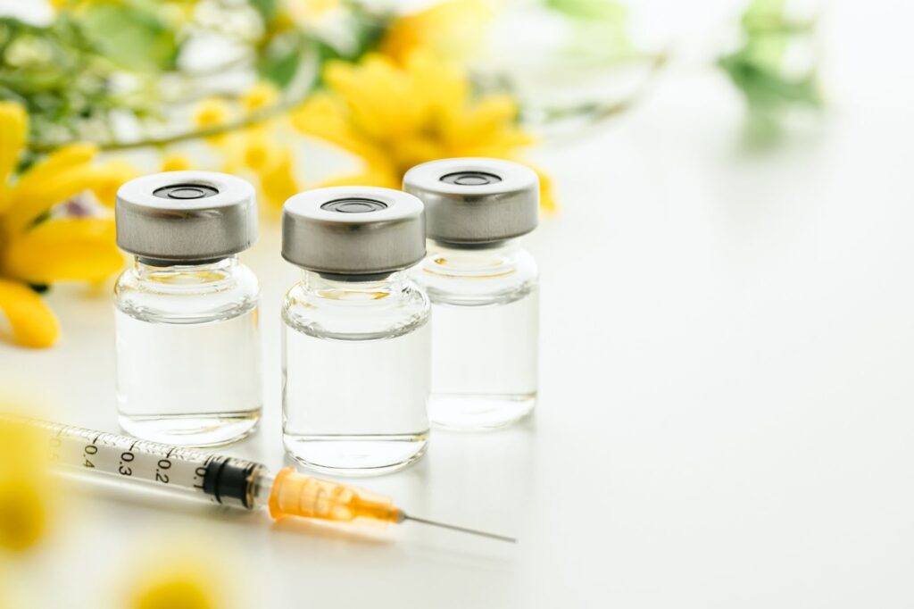 ヒアルロン酸のアンプルと注射器