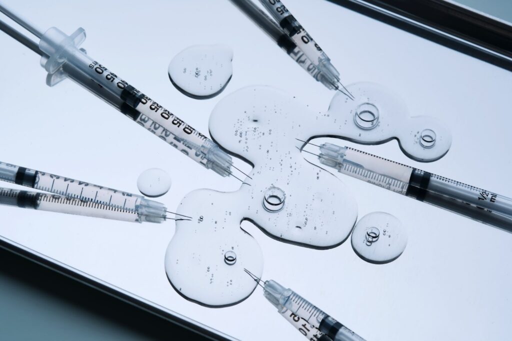 医療トレーにこぼれたヒアルロン酸製剤