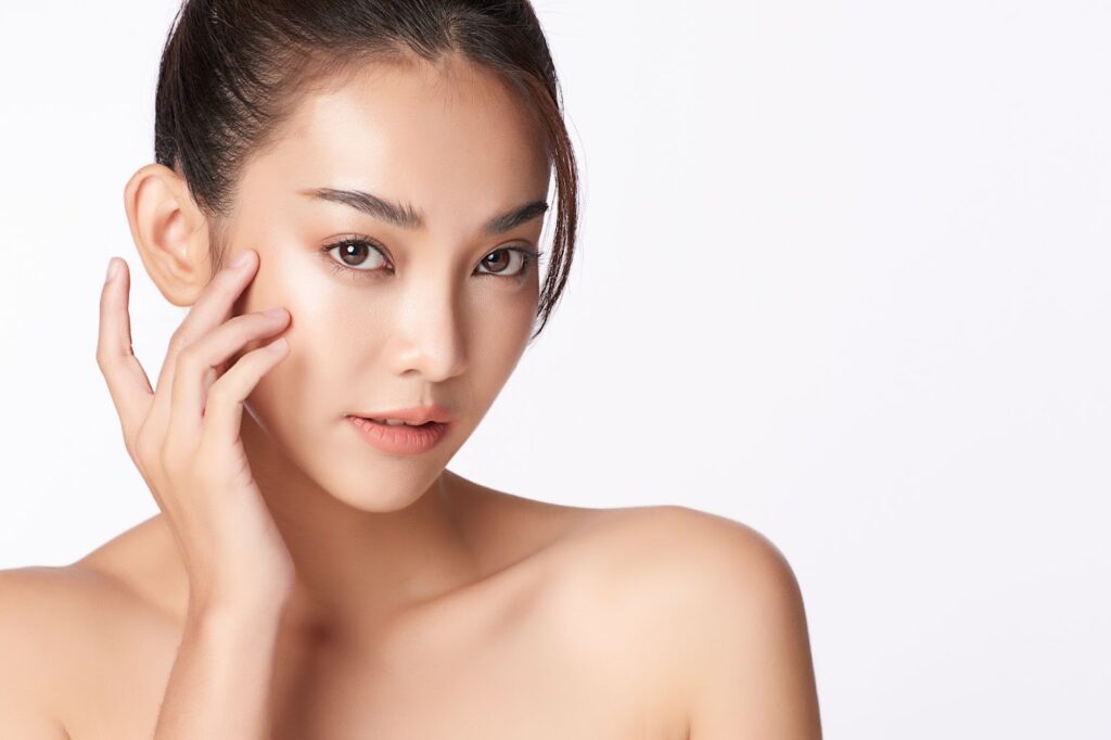 頬に手を当てる女性