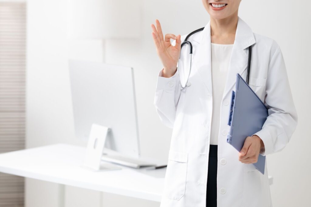 手でOKを作る女性医師