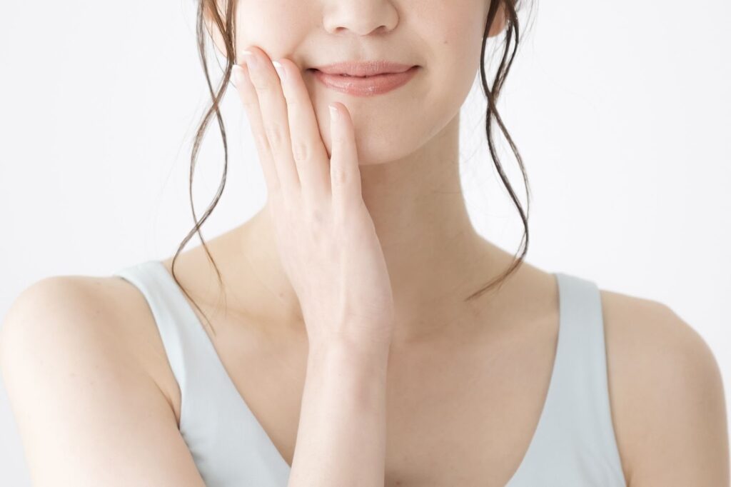 右頬に手を当てている女性