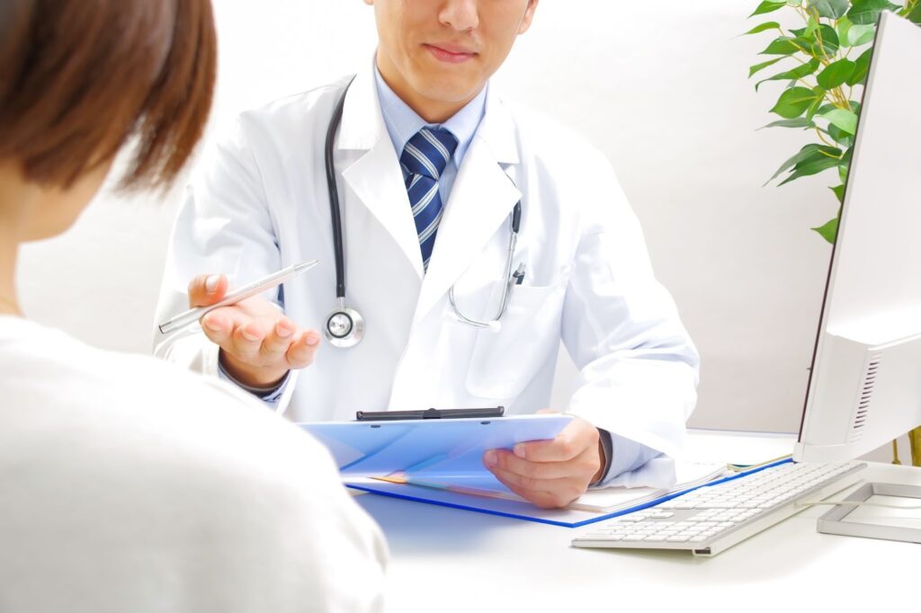 問診をする医師と患者