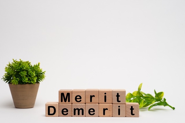 メリットとデメリットと書かれたブロック