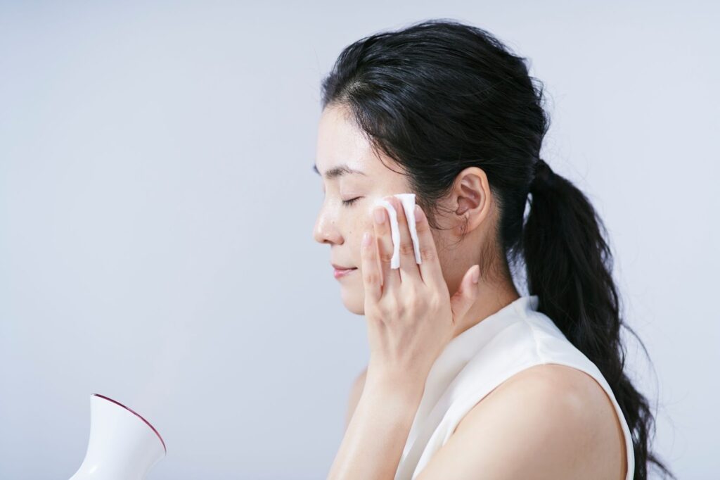 スキンケアをする女性