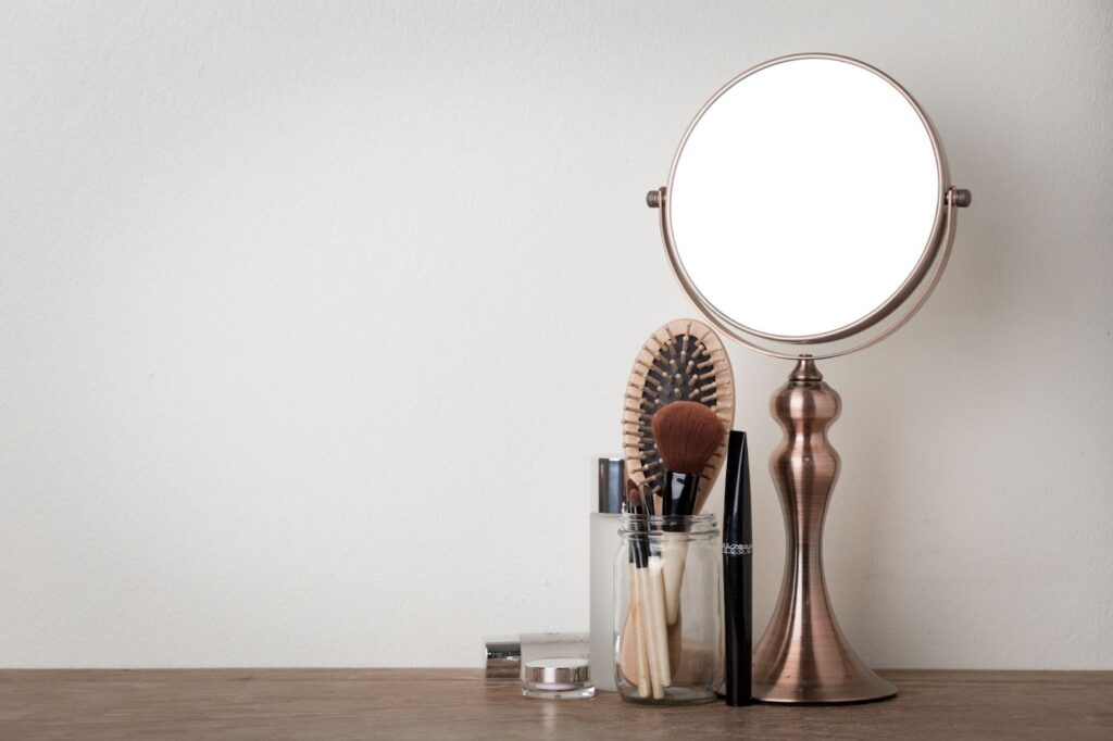 鏡とメイク道具