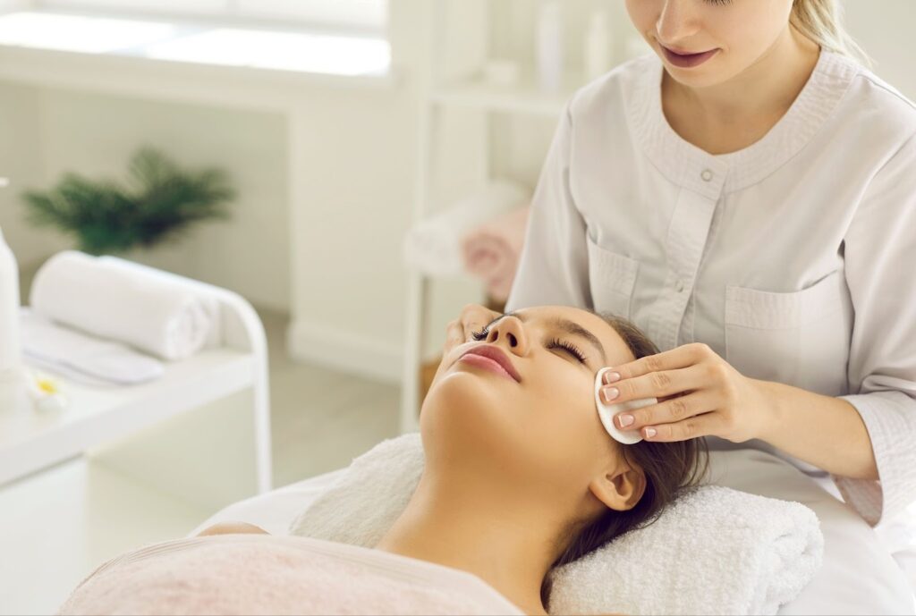 肌育注射の施術を受ける女性