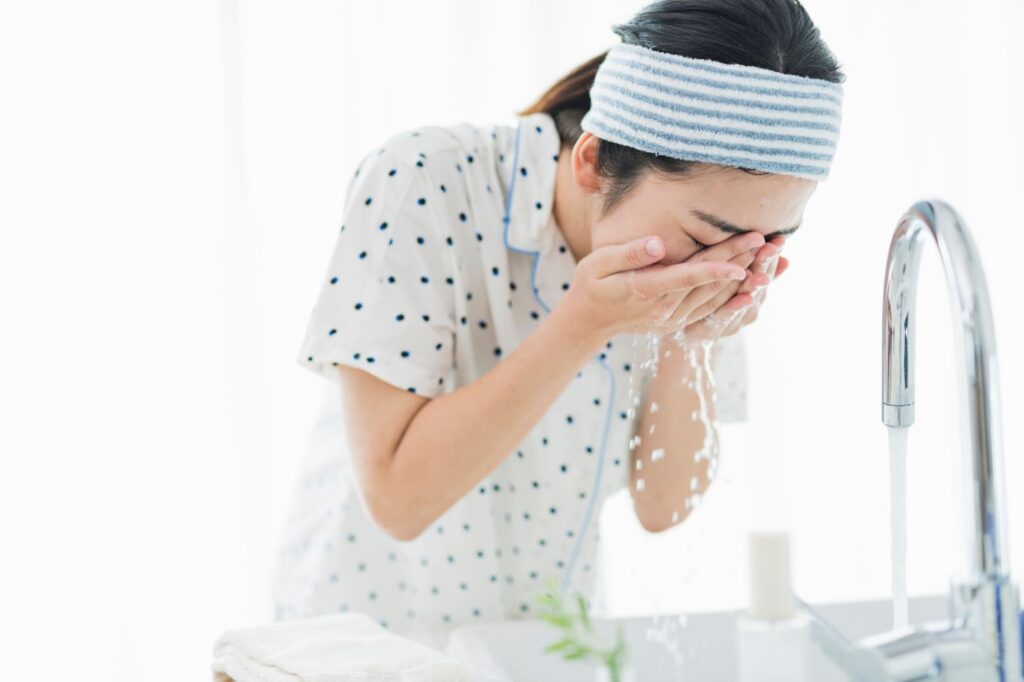 洗顔する女性