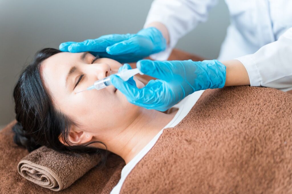 目元に肌育注射を打つ女性