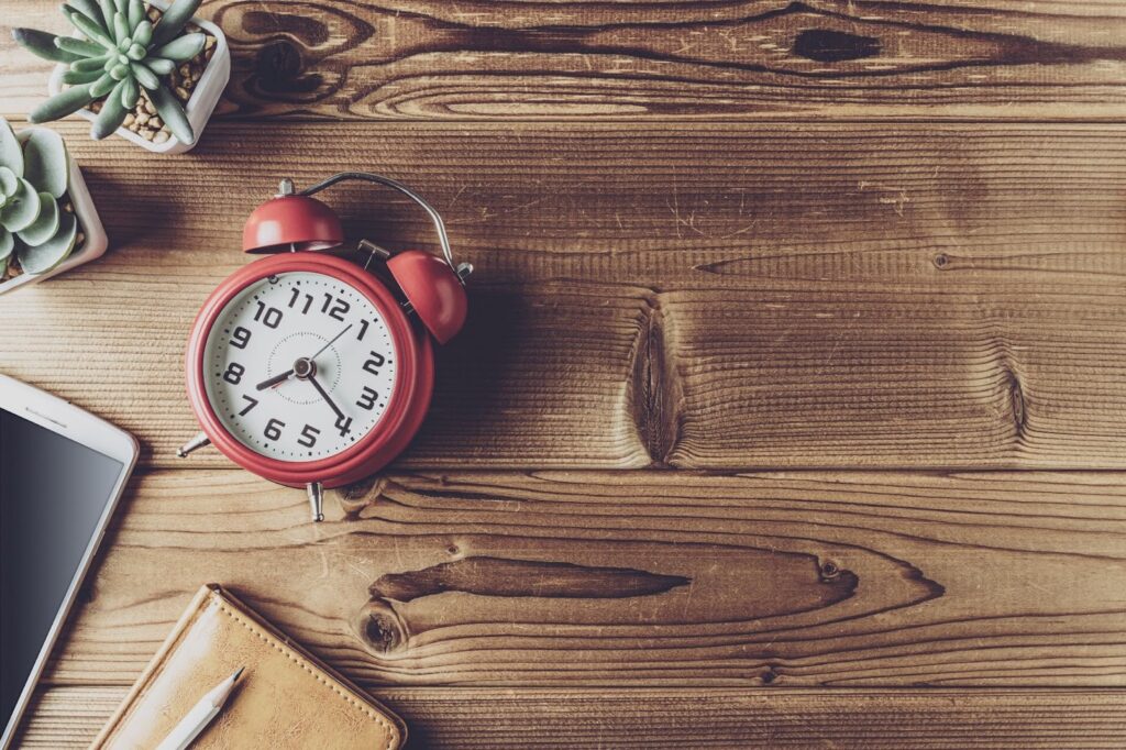 目覚まし時計と手帳