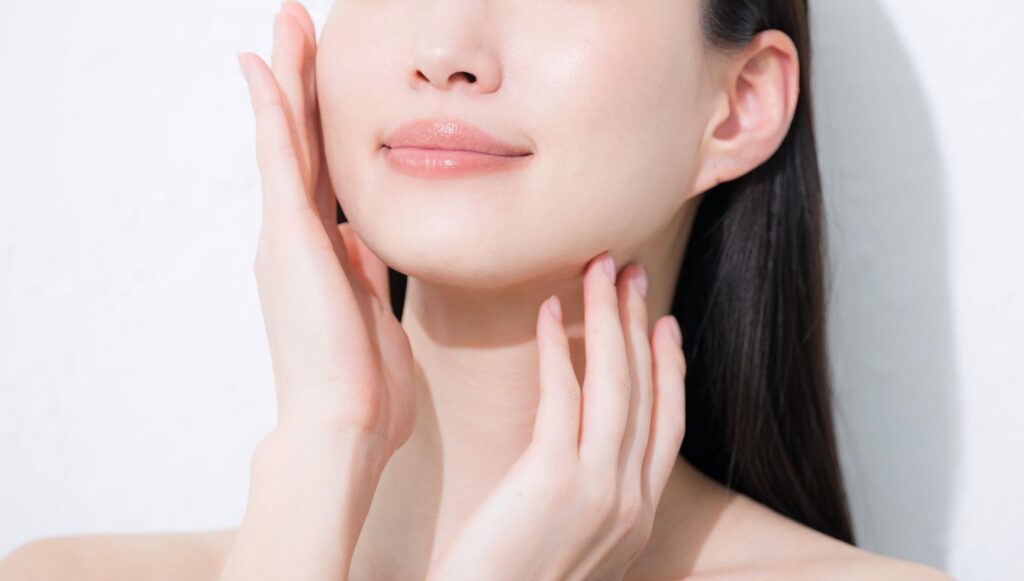 顔に手を当てる女性