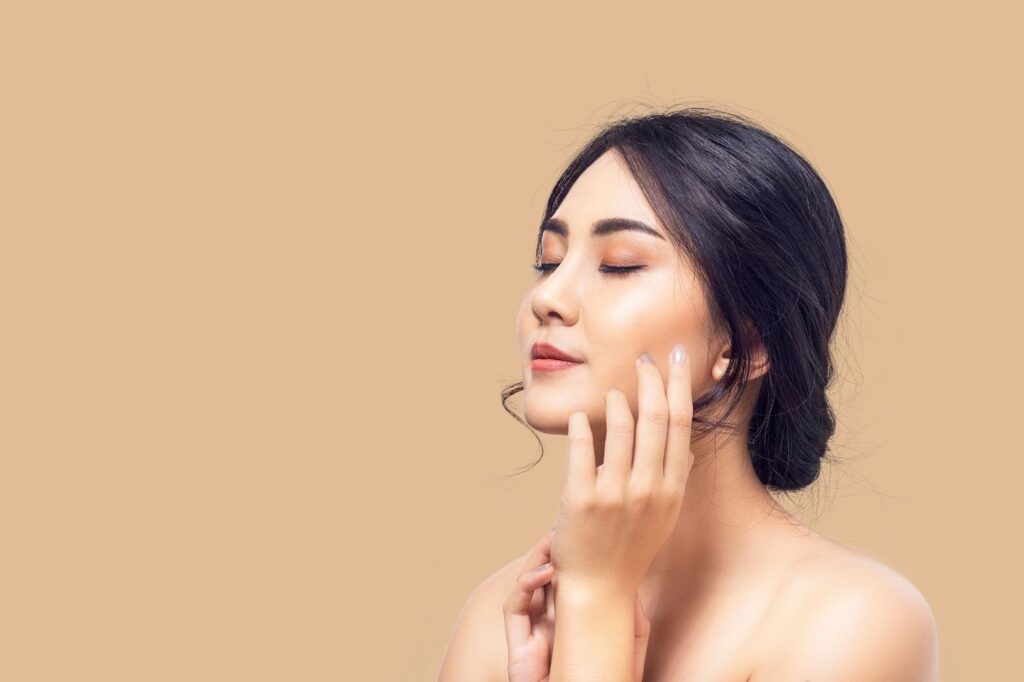 肌の潤いを感じる女性