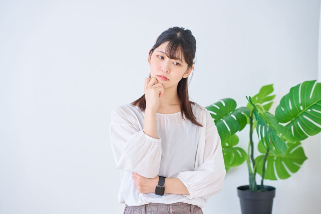 考え込む女性