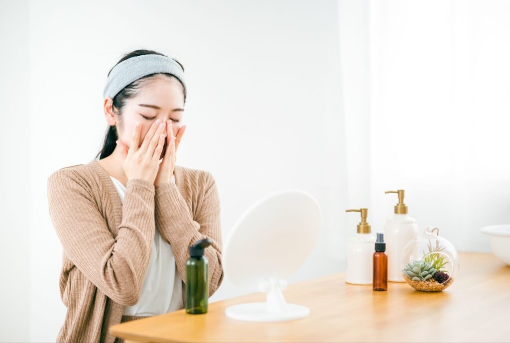 スキンケアをする女性