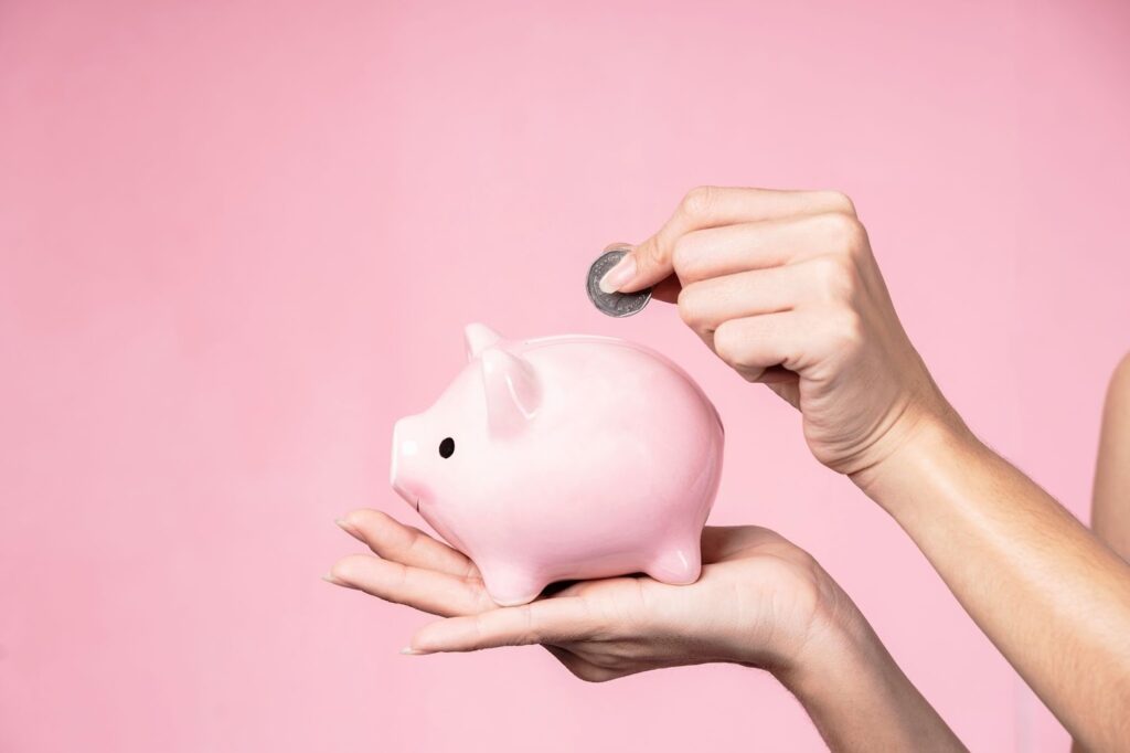 貯金箱にお金を入れる手