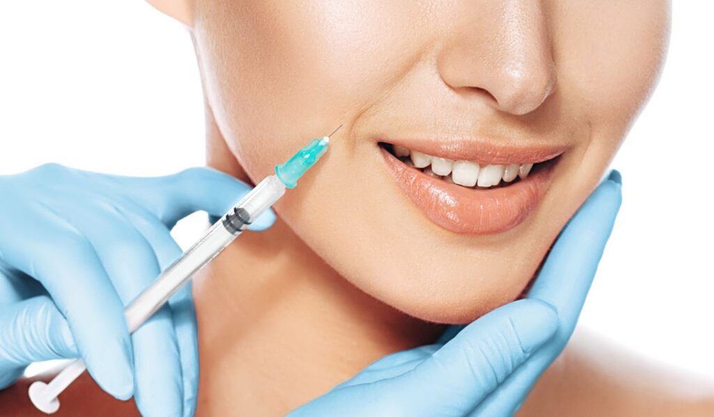 肌育注射をする女性