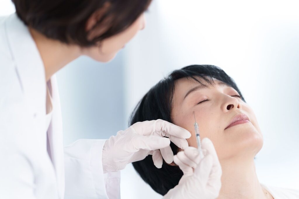 肌育注射を受ける女性