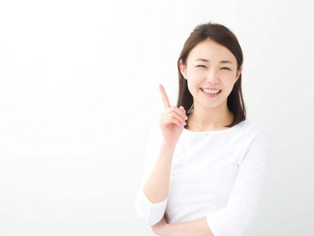 人差し指を立てる女性