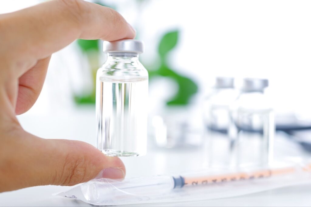 アンプルを持つ手