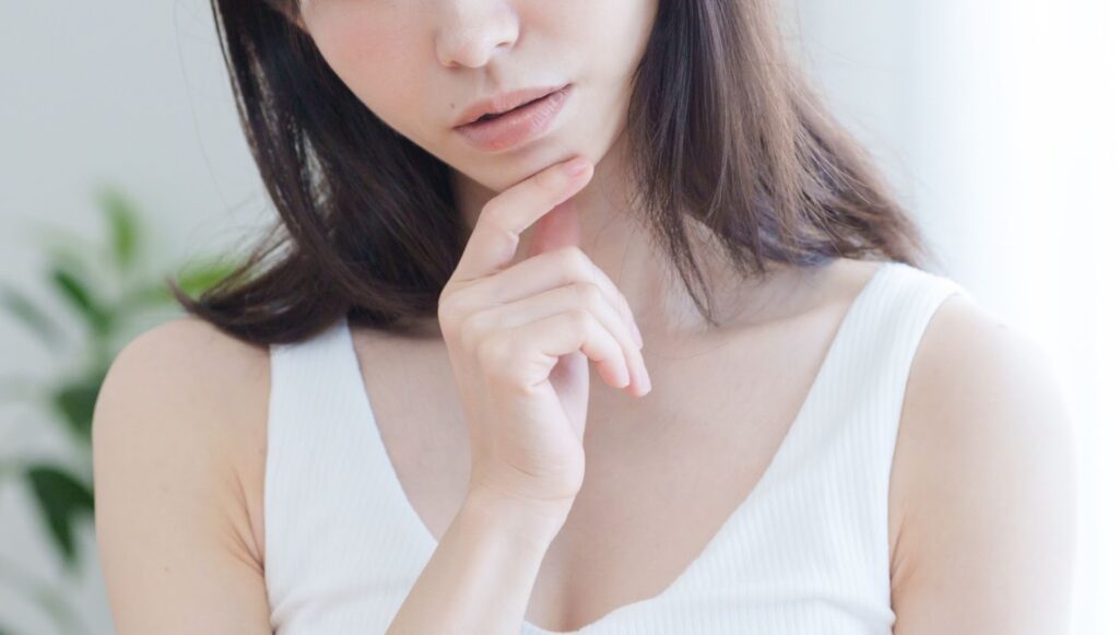 顎に手を添える女性