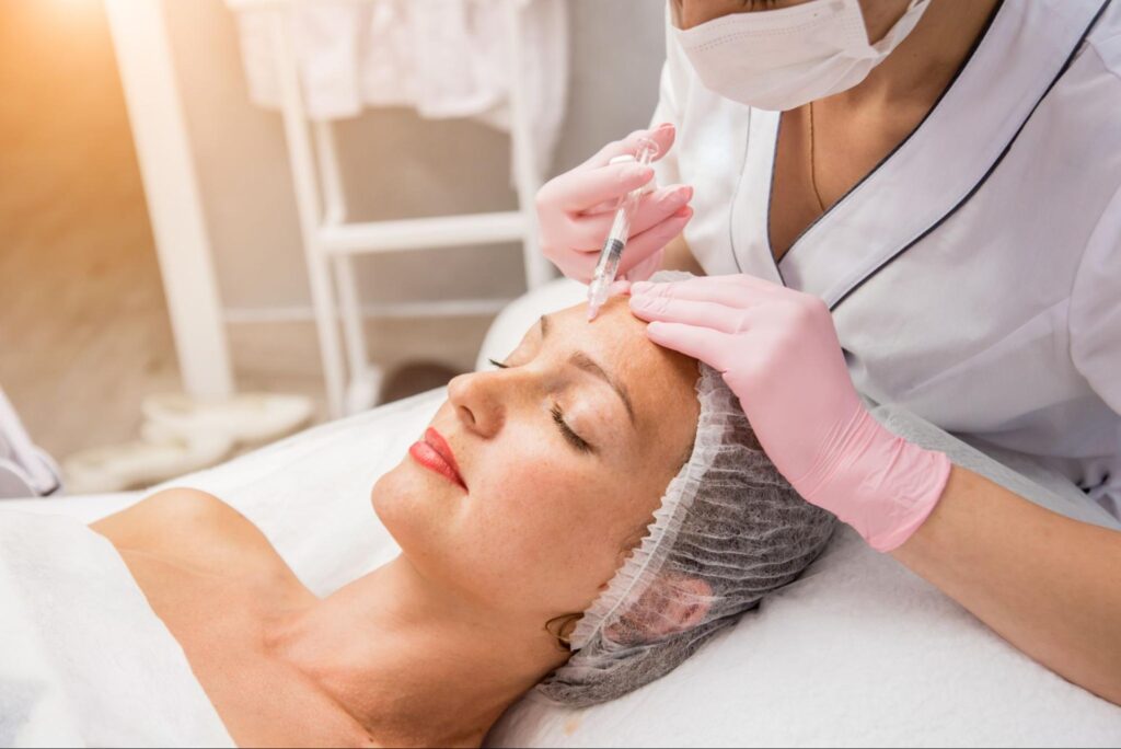 肌育注射を受けている女性