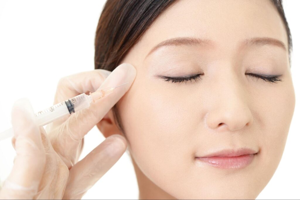 注射を打つ女性