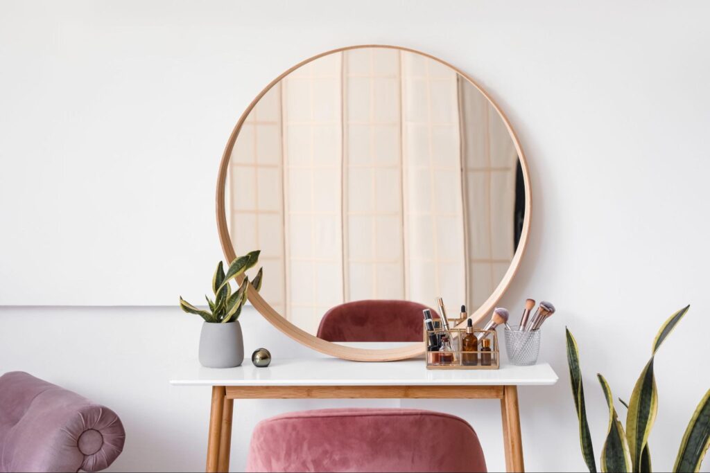 鏡と化粧台、メイク道具