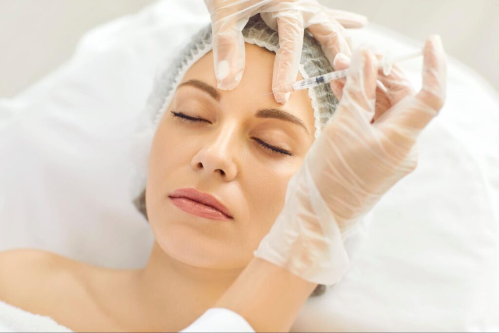 肌育注射を受けている女性