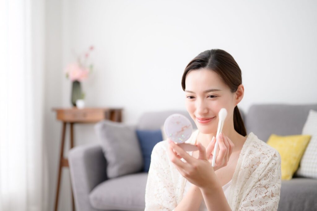 メイク中の女性