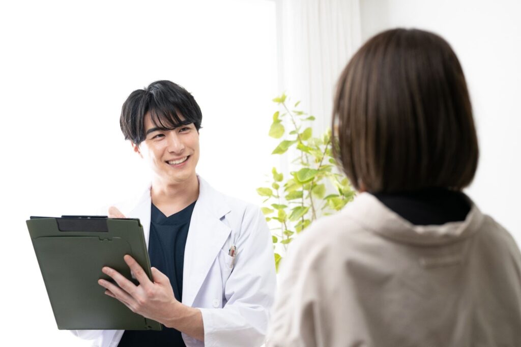 ボライト後の化粧について説明する医師と女性