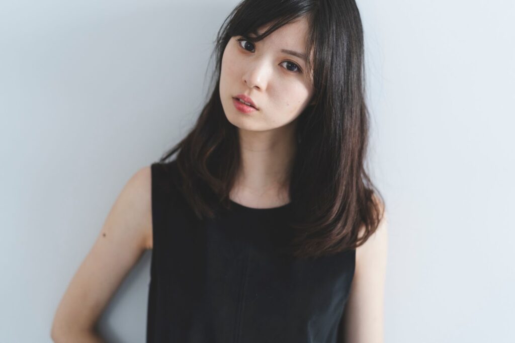 首を傾けている女性