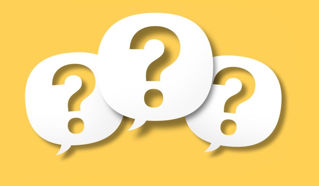 ？が書かれた3つの吹き出し