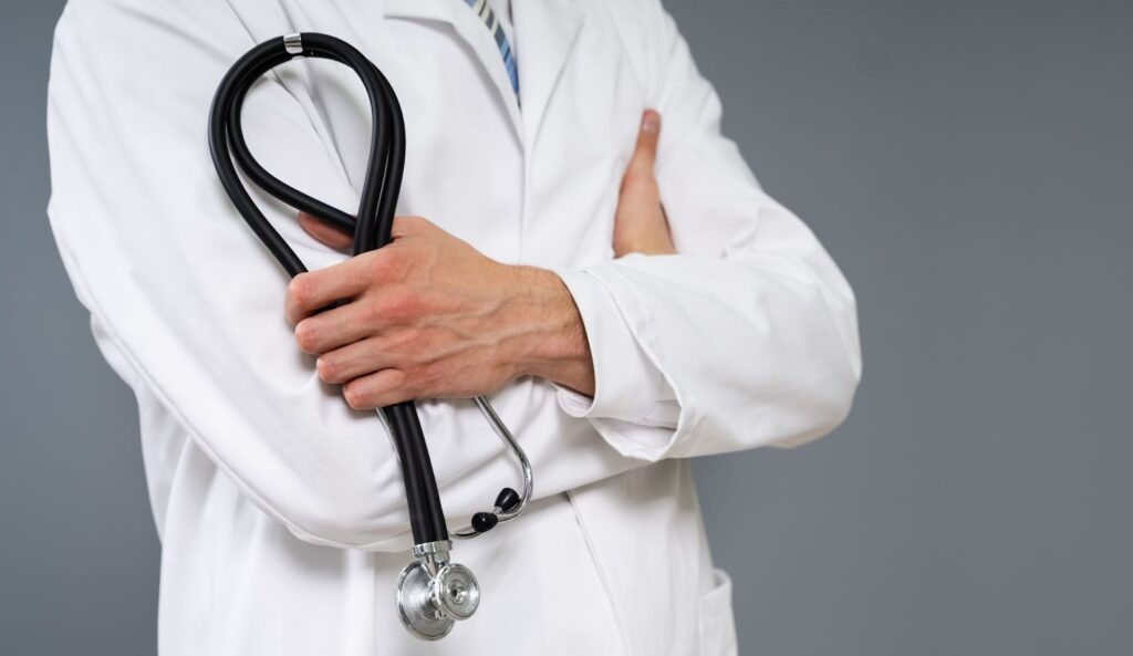 聴診器を持った医師