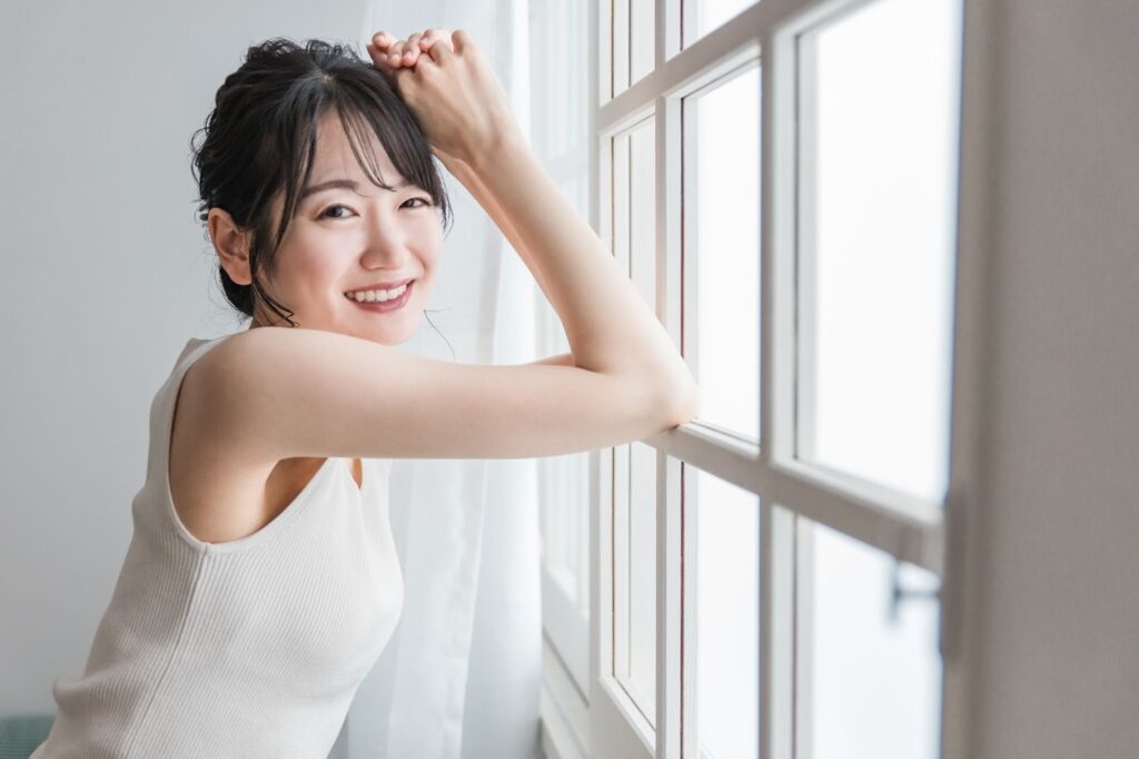 窓に寄りかかる女性