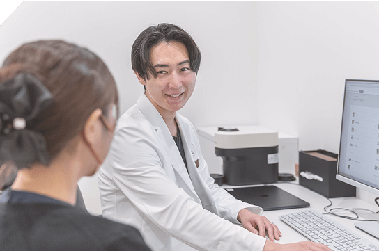 BIJOU CLINICの院内画像　医師と説明を受ける女性