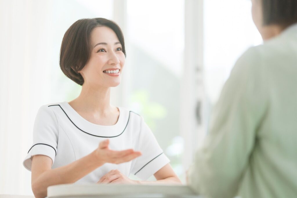 美容クリニックのカウンセラーと患者