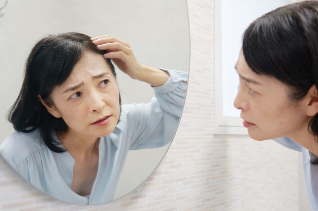 プルリアルで起こる副作用を気にして鏡を見ている女性