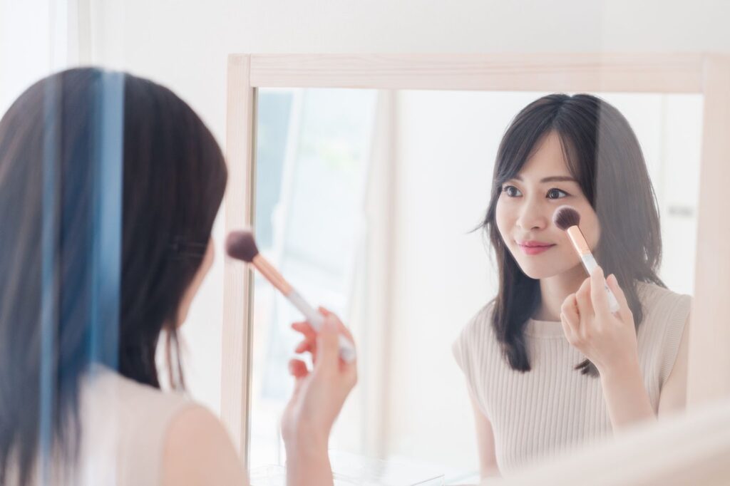 プルリアル施術後のダウンタイムが落ち着いてメイクをしている女性