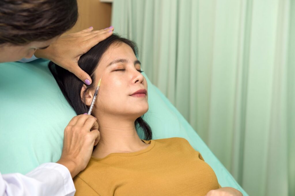 顔にプルリアルの施術を受けている女性