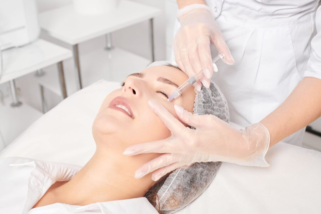 顔にプルリアルの施術を受けている女性