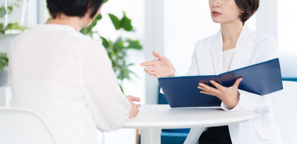 医師によるプルリアルについての説明を受ける患者