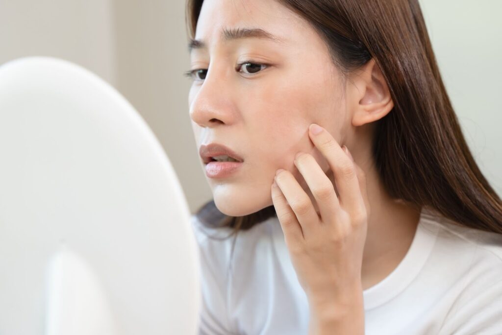 プルリアルで副作用が起きて鏡を見ている女性