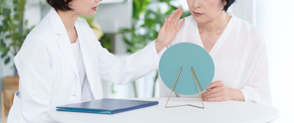 プルリアルのダウンタイムの過ごし方について説明する医師と説明を受ける患者