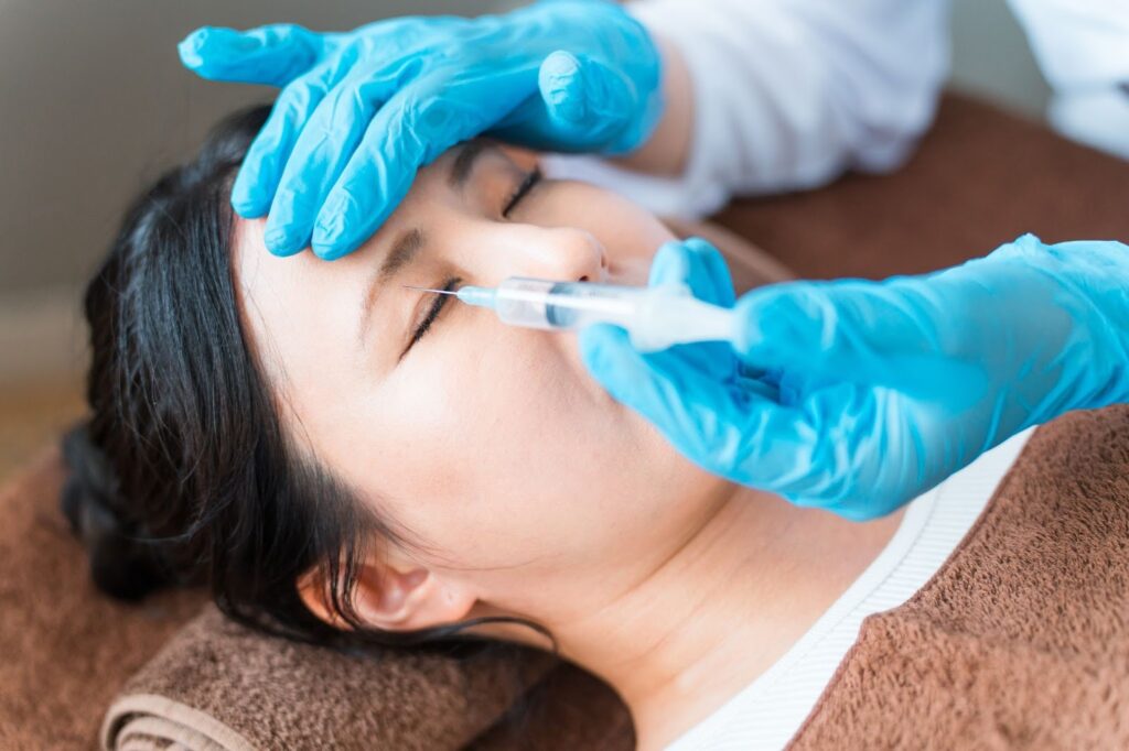 顔にプルリアルの施術を受けている女性