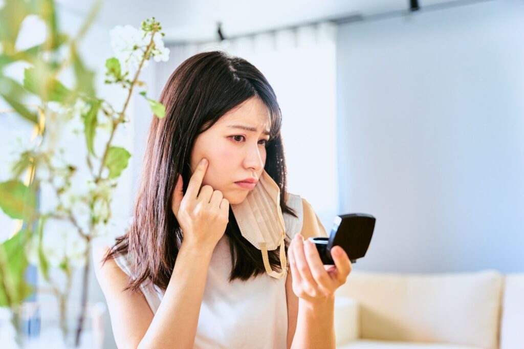 プルリアル後の肌を鏡で見ている女性