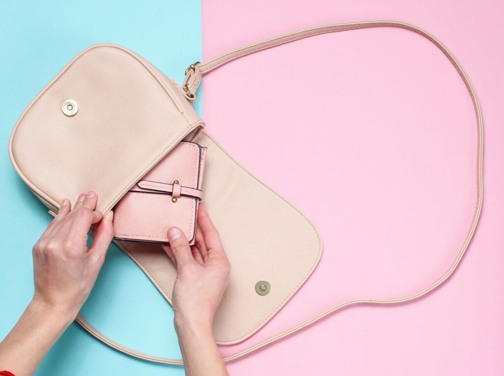 バッグから財布を出している手