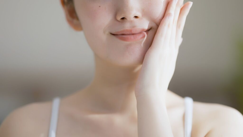 毛穴悩みに効果的なセルフケアを実践している女性