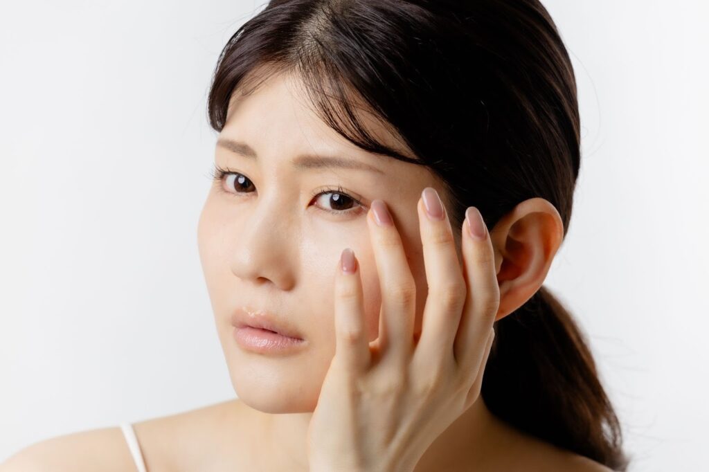 毛穴など肌悩みを気にしている様子の女性