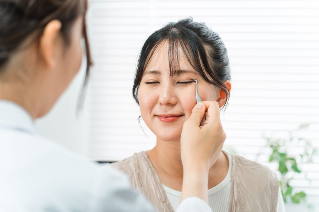 二重整形のカウンセリングを受けている女性