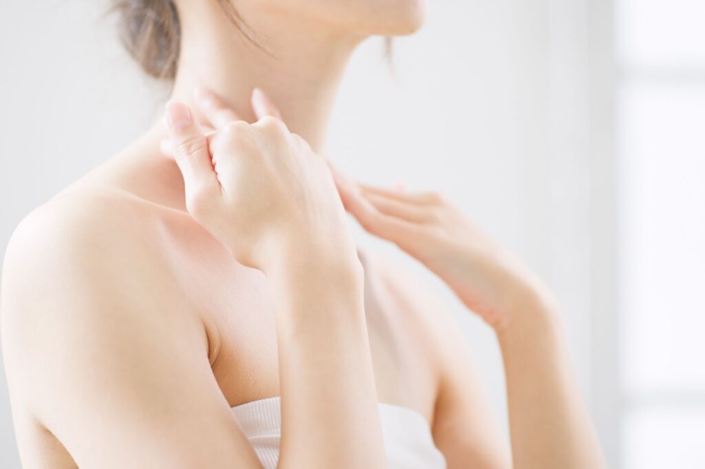 首の横じわを気にする女性